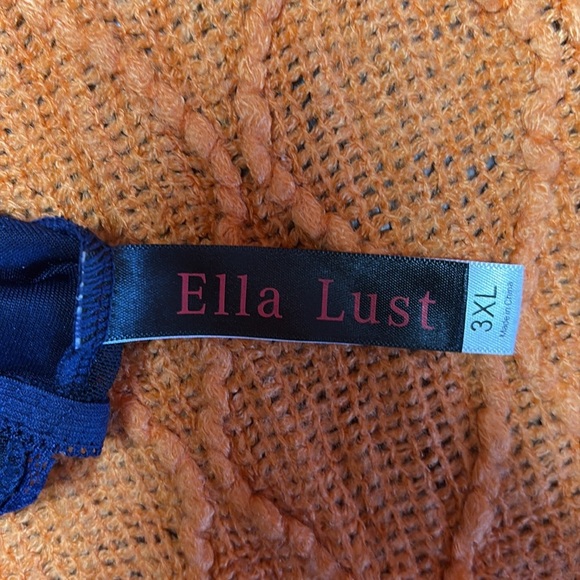 Elegant Lace Bralette in Navy Blue - Picture 3 of 4